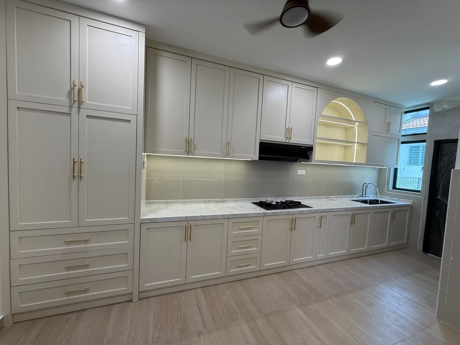 Kabinet dapur klasik putih dengan pemegang keemasan