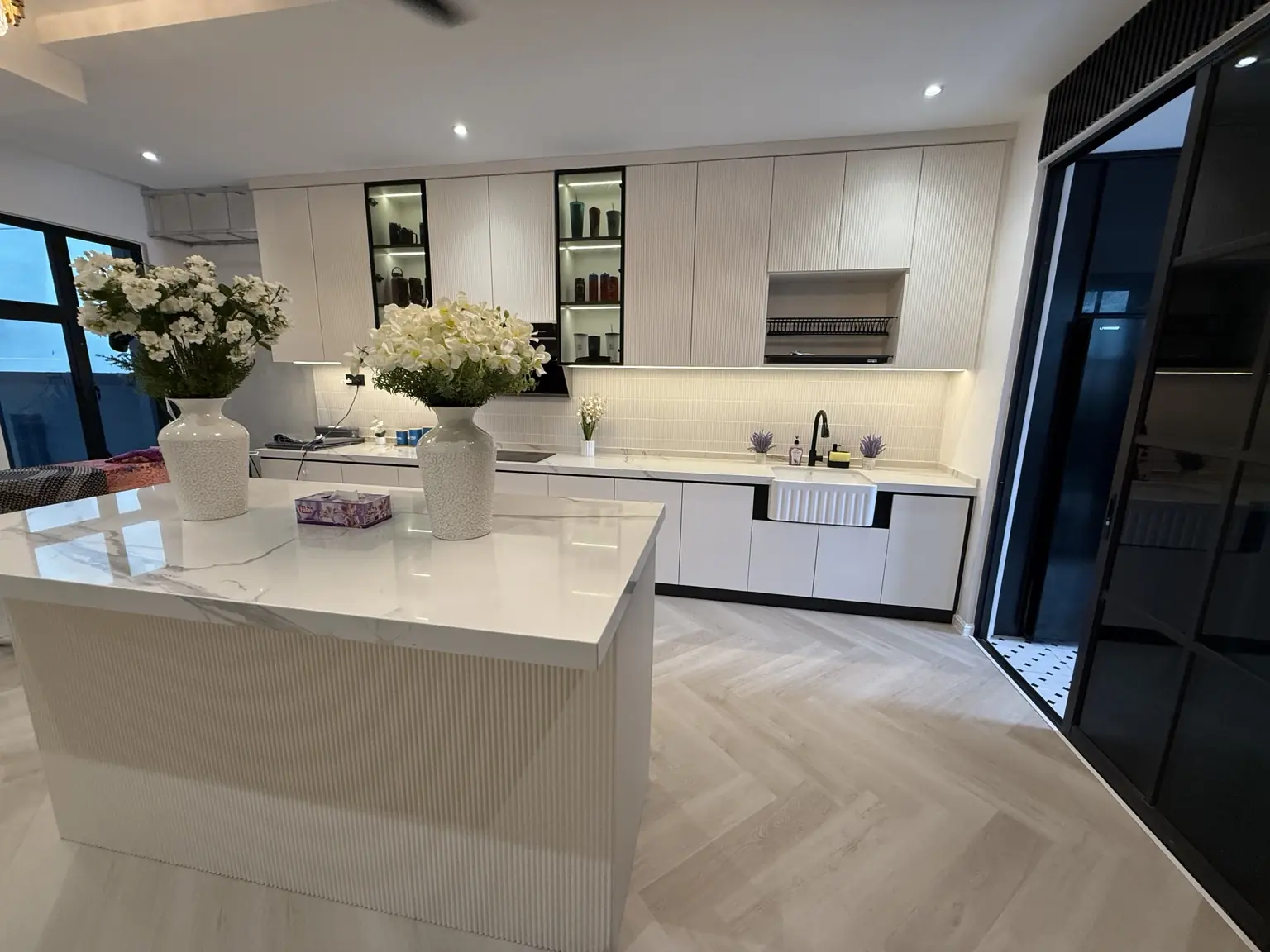 Kabinet dapur putih dengan island hasil kerja Ewin Furniture