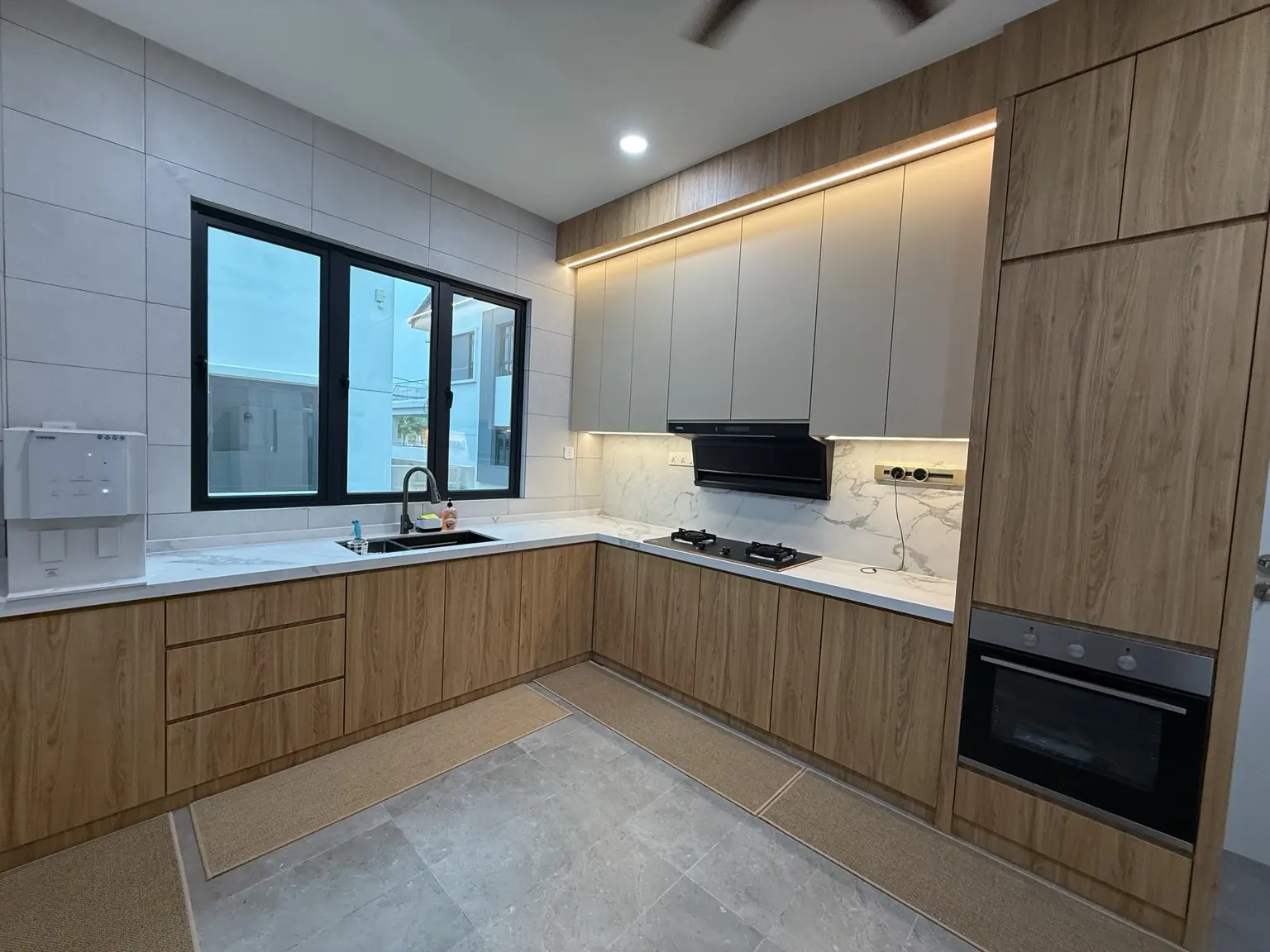 Kabinet dapur gabungan kemasan kayu dan putih
