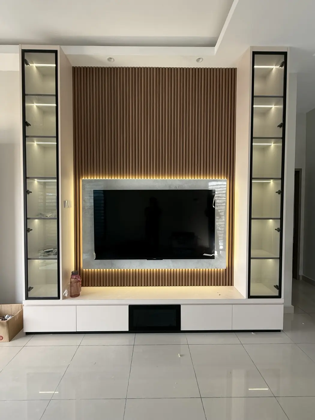 Kabinet TV dengan rak pameran bercahaya di kiri dan kanan