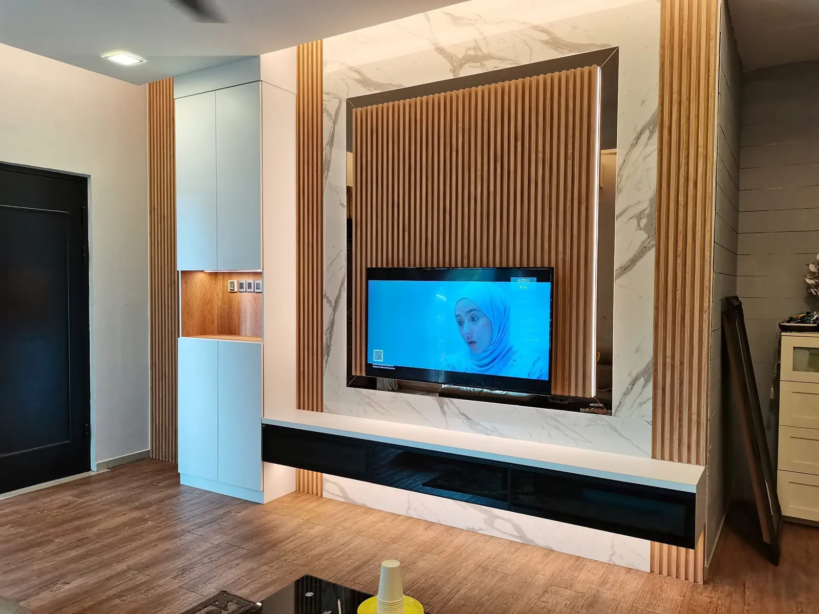 Kabinet TV moden dengan panel kayu dan marmar